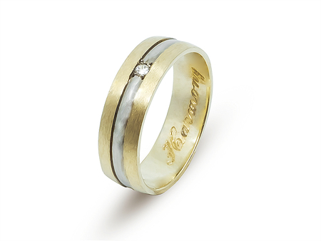 Matovaný snubní prsten ze žlutého zlata s jemným zirkonem