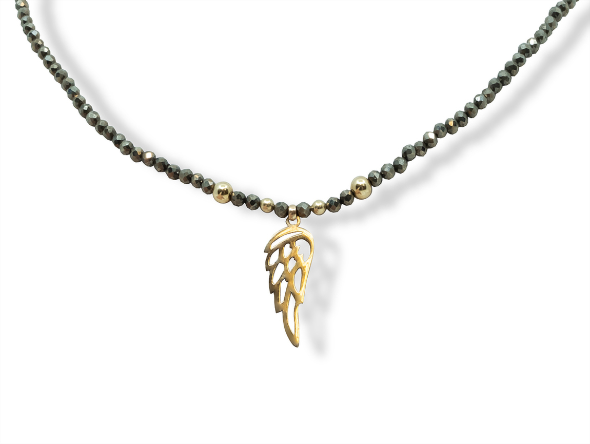 Zlatý náhrdelník ze spiritu doplněný zlatým křídlem 15